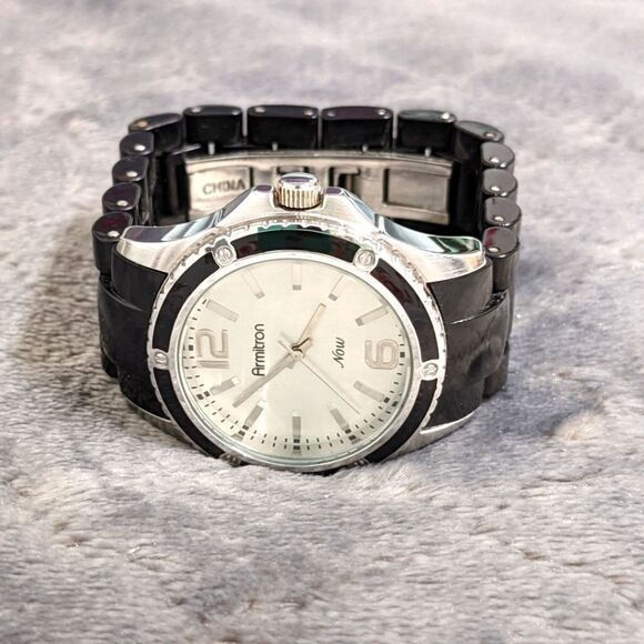 Vintage NWOT Armitron "Now" Ladies Watch  - Black Acrylic Band - New Battery - Picture 4 of 13